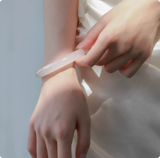 高端设计师品牌天然玉髓手镯女款轻奢小众通透白月光精致玉镯